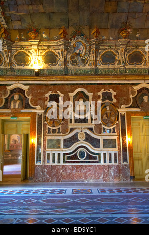 La sala da ballo di specchi della barocca Villa Palagonia Baghera Sicilia Foto Stock