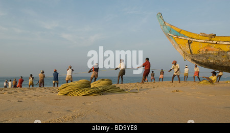 La pesca tradizionale dalla spiaggia di Poovar, Trivandrum, Kerala, India del Sud Foto Stock