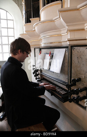 Organista svolge Donati organo nella chiesa in Weltewitz, Germania Foto Stock