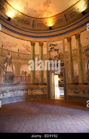 Ingresso Corridoio interno della barocca Villa Palagonia Baghera Sicilia Foto Stock