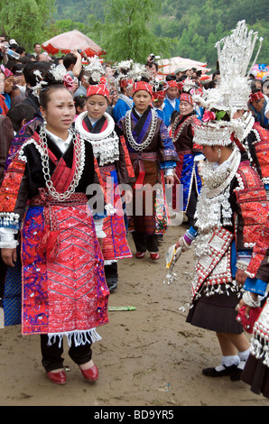 Miao donne eseguendo in Drum Festival Shidong Guizhou Cina Foto Stock