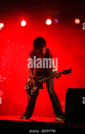 Chitarrista Rock Cristiano sorge sul palco Foto Stock