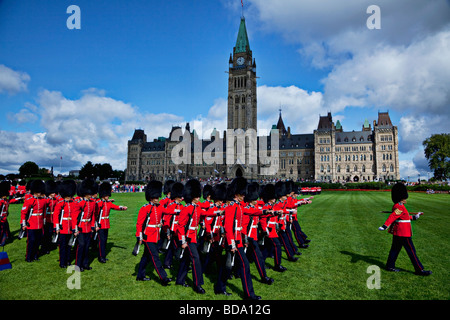 Edificio del Parlamento di Ottawa in Canada il cambio della guardia Foto Stock