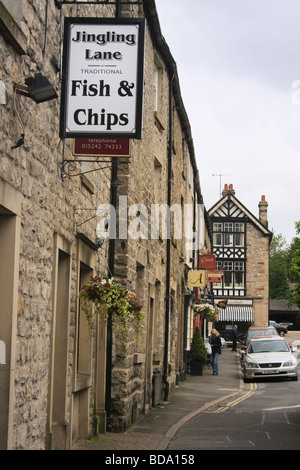 Tipico pesce inglese e Chip Shop in corsia tintinnio Kirby Lonsdale Lake District Cumbria Inghilterra England Foto Stock