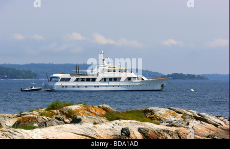 Grandi yacht a motore al di ancoraggio Foto Stock