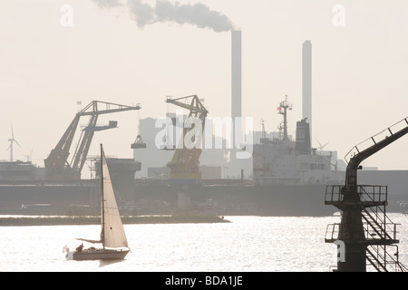 Il porto di Amsterdam con banchine di carico, freighter, nave a vela e Nuon Hemweg centrali a carbone e naturali-alimentati a gas con impianti di alimentazione. Foto Stock