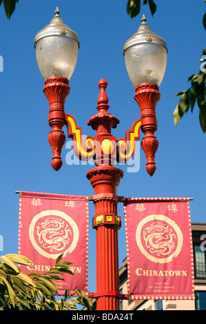 Via la luce e banner a Chinatown Foto Stock