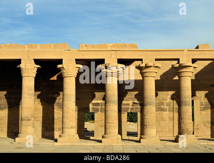 Oriente Collonade al Tempio di Iside sul isola di Philae lago Nasser vicino a Aswan Egitto Foto Stock