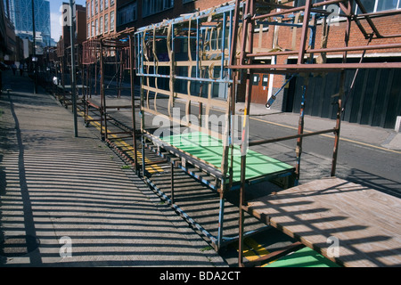 Svuotare le bancarelle del mercato nei pressi di Petticoat Lane market nella zona est di Londra Foto Stock