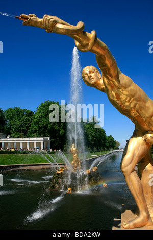 Statua dorata di Apollo tenendo il serpente Python al Grand Cascata di Peterhof di San Pietroburgo, Russia Foto Stock