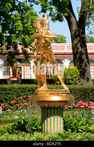 Giardini del Palazzo Monplaisir a Peterhof di San Pietroburgo, Russia Foto Stock