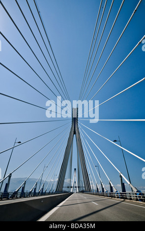 Il Rio Antirrio ponte in prossimità di Patrasso che collega il Peloponneso con la Grecia continentale di fronte al Golfo di Korinth Foto Stock