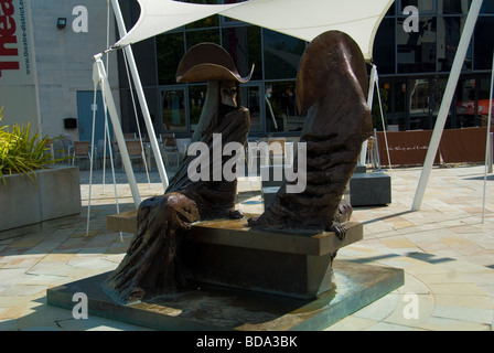 Una scultura in bronzo entro il nuovo quartiere dei teatri nel centro di Milton Keynes Foto Stock