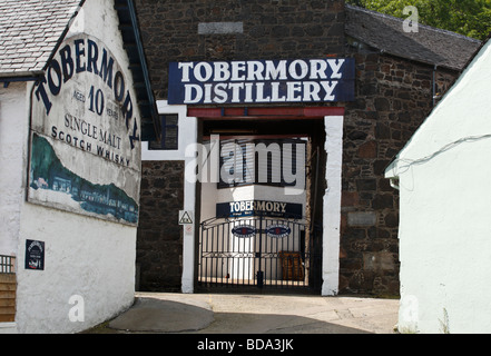 Ingresso a Tobermory Distillery sull'Isle of Mull. Foto Stock