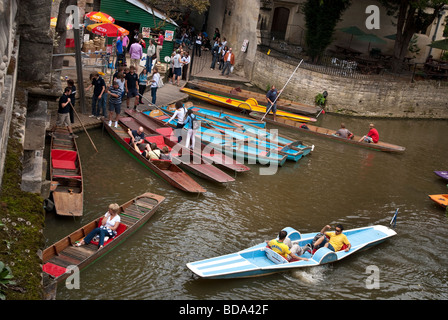 Sterline per noleggio al Magdalen Bridge Oxford Foto Stock