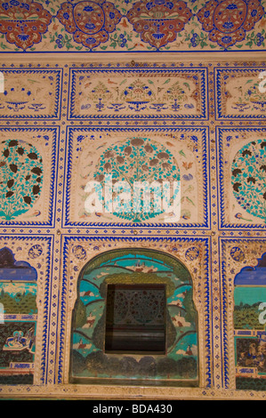 Samode Palace Hotel,Samode,vicino a Jaipur,sale decorativi,camere salotto raffiguranti scene di caccia di elaborare i cornicioni,Celings.Rajastan,l'India Foto Stock