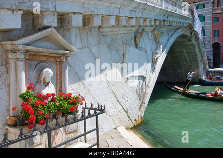 Venezia, Veneto, Italia. Il Ponte di Rialto, gondola passando al di sotto di Foto Stock