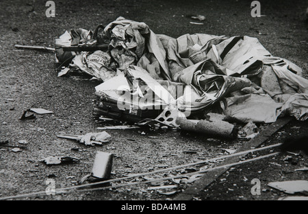 Una valigetta e altri detriti giaceva sul terreno a Lockerbie dopo il volo Pan Am 103 si è schiantato nella cittadina scozzese Foto Stock