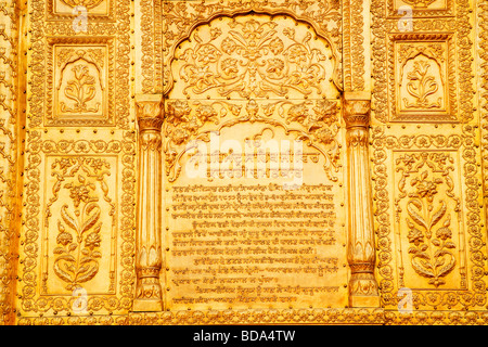 Il testo scolpito sulla parete di un tempio, Tempio Dorato, Amritsar Punjab, India Foto Stock