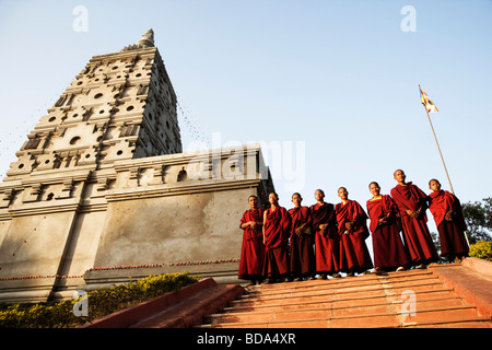 I monaci insieme permanente, tempio di Mahabodhi, Bodhgaya,, Gaya, Bihar, in India Foto Stock