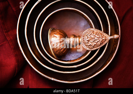 Offerta di religiosi in contenitori, Bodhgaya,, Gaya, Bihar, in India Foto Stock