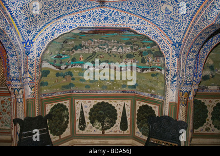 Samode Palace Hotel,Samode,vicino a Jaipur,sale decorativi,camere salotto raffiguranti scene di caccia di elaborare i cornicioni,Celings.Rajastan,l'India Foto Stock