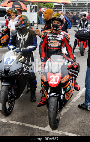 Ryuichi Intanto Kyionari siede sul suo impianto HM Honda in attesa per il suo turno di gara sul bagnato al Thundersprint Northwich Foto Stock