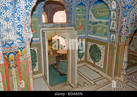 Samode Palace Hotel,Samode,vicino a Jaipur,sale decorativi,camere salotto raffiguranti scene di caccia di elaborare i cornicioni,Celings.Rajastan,l'India Foto Stock