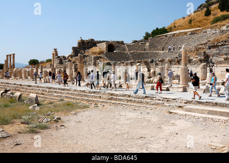 Gruppo di turisti in visita a Efeso antiche (antica città rovine. La Turchia, Agosto 2009 Foto Stock