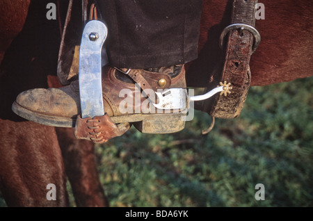 Close up del cowboy di avvio e di sprone nella staffa, a County Fair rodeo Foto Stock
