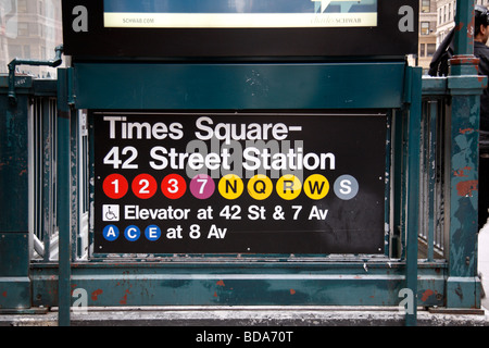 Firmare all'entrata del Times Square-42nd Street a New York la stazione della metropolitana, Stati Uniti. Foto Stock