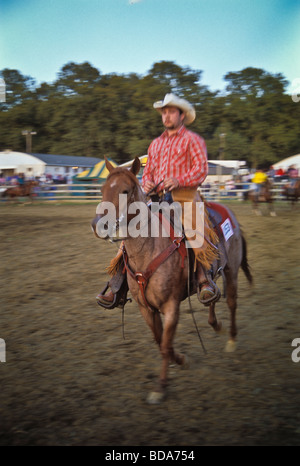 Cowboy passeggiate a cavallo in County Fair rodeo evento. Foto Stock