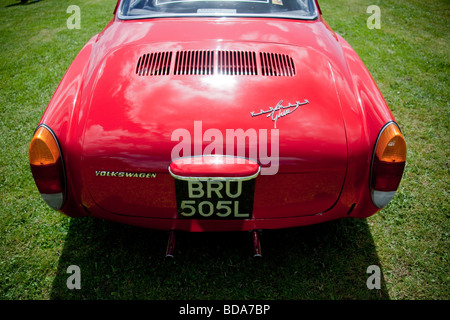 Rosso brillante vintage Volkswagen Coupe 1960 vista posteriore parafango posteriore su country fair. 96821 orizzontale Vintage auto VW Foto Stock