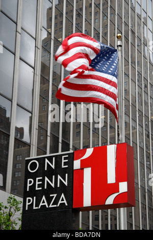 Bandiera americana battenti fuori uno Penn Plaza skyscapper in Pennsylvania Plaza , New York, Stati Uniti. Foto Stock