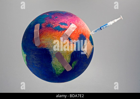 Foto di un globo mondo banda con Aids in Africa e una siringa in Asia Foto Stock