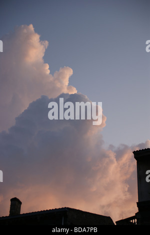 Cloudscape, Place Saint Michel, Bordeaux, Gironde, Francia, edifici al tramonto Foto Stock