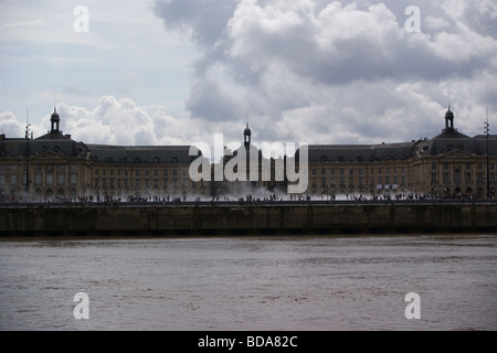 Miroir d'eau, specchio d'acqua, Place de la Bourse, Bordeaux, Gironde, Francia Foto Stock