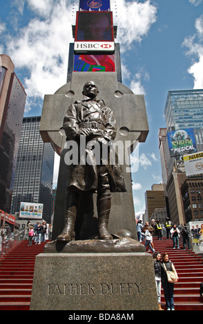 Statua di Padre Duffy in Times Square a New York City, New York, Stati Uniti. Foto Stock