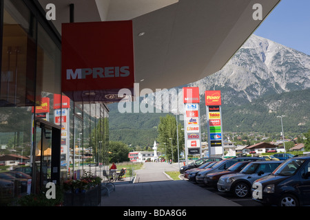 Fuori città shopping mall, Telfs, Innsbruck Land Tirolo Austria UE Foto Stock