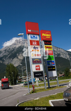 Fuori città shopping mall, Telfs, Innsbruck Land Tirolo Austria UE Foto Stock