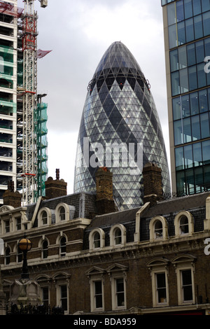 E moderni edifici classici in London iconico il Gherkin Foto Stock