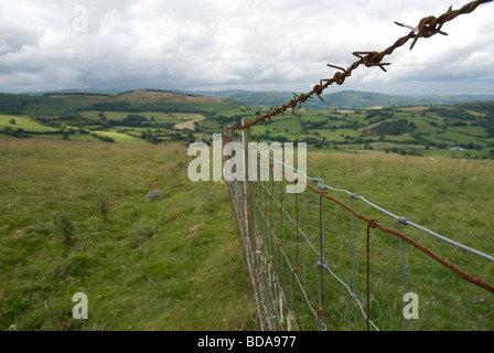 Recinzione con filo spinato vista delle colline gallesi Foto Stock