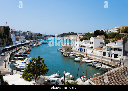 Vista sul porto nella città vecchia di Ciutadella (Ciudadela), Menorca, isole Baleari, Spagna Foto Stock