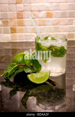 Primo piano di un Mojito, una bevanda dissetante fatta con rum, lime e menta Foto Stock