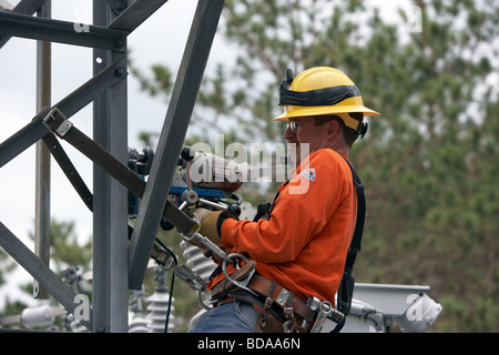 Utilità di aggiornamento dei lavoratori della sottostazione elettrica Foto Stock