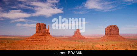 Merrick Butte e le muffole ampio panorama Monument Valley nel parco tribale Navajo, Arizona nord-orientale, STATI UNITI D'AMERICA Foto Stock