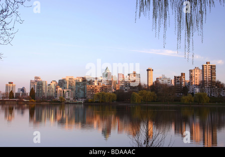 Vancouvers west end riflessa nella laguna perso - Stanley Park Foto Stock