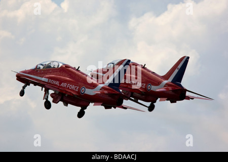 Due RAF frecce rosse BAe Systems Hawk getti di decollare in formazione a Biggin Hill Air Show 2009 Foto Stock