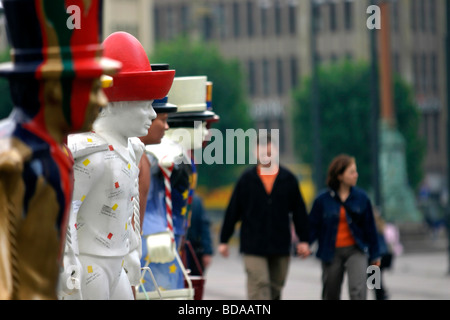 Persone che camminano verso la Hans Hummel figure simboliche in Amburgo Germania Foto Stock