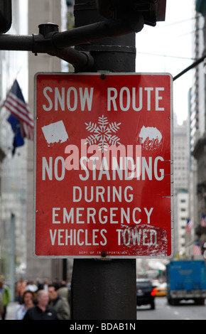 Un cartello stradale che mostra un itinerario di neve sulla Avenue of the Americas (Sesto Ave), Manhattan, New York City, Stati Uniti. Foto Stock